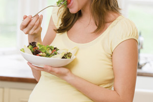 grávida se alimentando de forma saudável