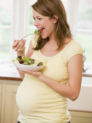 grávida se alimentando de forma saudável