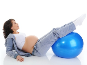 exercício com bola de pilates durante a gravidez