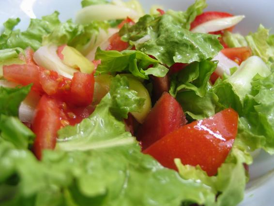 salada de alface com tomate ajuda a emagrecer