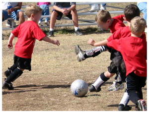 crianças jogando futebol