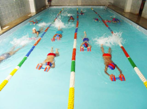 crianças praticando natação