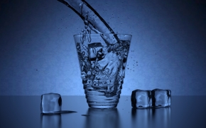 copo de água com gelo
