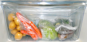frutas legumes e verduras em sacos plásticos na geladeira