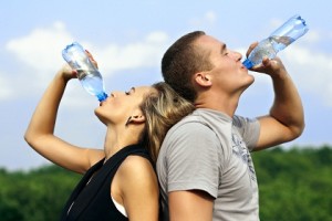 práticas saudáveis incluem beber bastante água