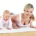 Mãe fazendo exercícios enquanto cuida do seu bebê