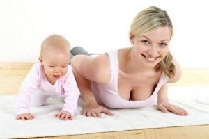 Mãe fazendo exercícios enquanto cuida do seu bebê