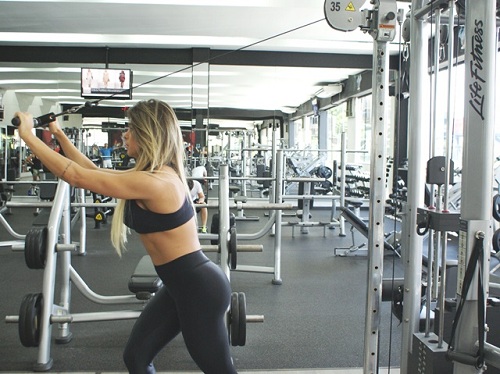 mulher fazendo exercícios de musculação para ajudar a reduzir a perda de massa muscular