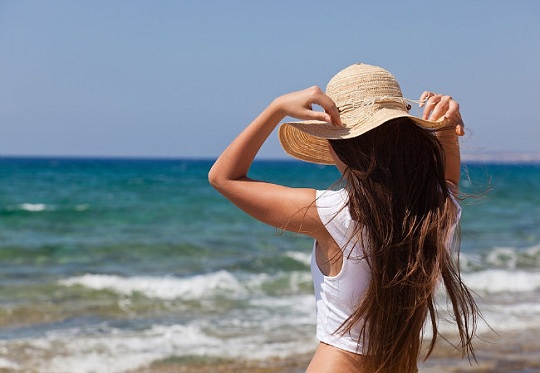 O cuidado com os cabelos está entre as dicas de saúde e beleza para o verão