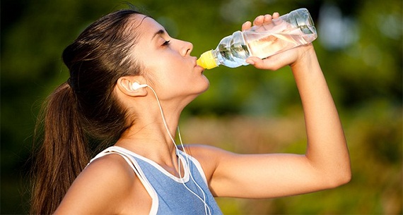 Hidratar-se ajuda na prática de exercícios físicos de manhã