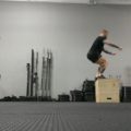 Homem praticando box jump um exercício de alta intensidade