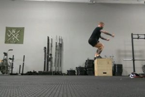 Homem praticando box jump um exercício de alta intensidade