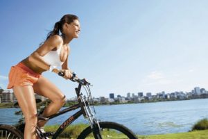 Andar de bicicleta ao ar livre promove mais benefícios de pedalar para as pernas