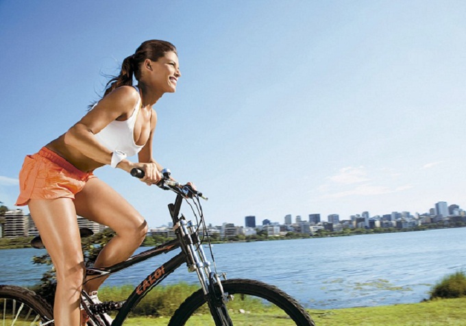 Andar de bicicleta ao ar livre promove mais benefícios de pedalar para as pernas