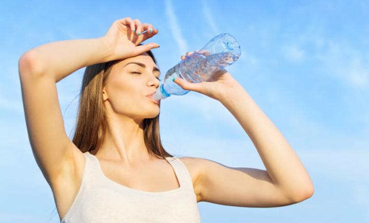 Manter-se hidratada ajuda a evitar inchaços nos dias quentes