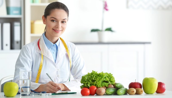 Nutricionista ajuda profissional ideal para alimentação na adolescência