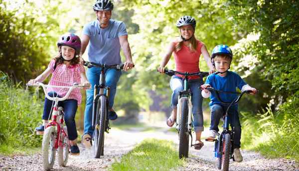 Qual atividade física escolher: passear em família com a bicicleta
