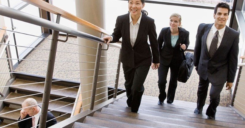 Praticar exercícios físicos na jornada de trabalho subindo escadas e deixando o elevador de lado