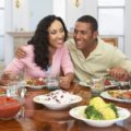 Hábitos alimentares saudáveis com a família reunida na mesa de jantar