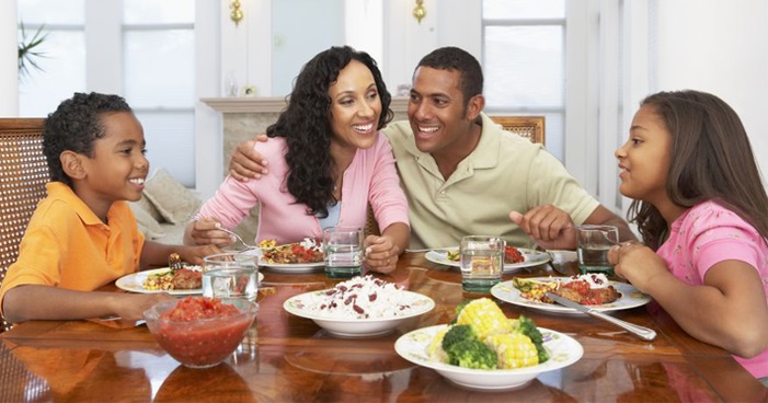 Hábitos alimentares saudáveis com a família reunida na mesa de jantar