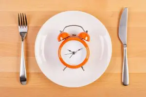 O jejum intermitente tem redução da frequência alimentar