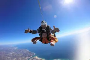 Um salto de paraquedas com um clima perfeito