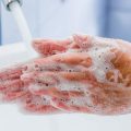Higienizar as mãos corretamente é importante e previne doenças