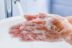 Higienizar as mãos corretamente é importante e previne doenças