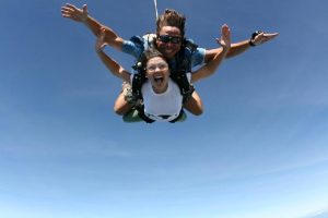 Saltar de paraquedas induz a adrenalina no corpo