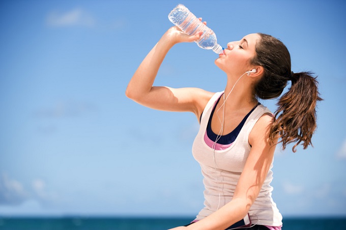 Beber muita água faz parte de uma dieta equilibrada