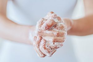 Lavar as mãos corretamente ajuda na higiene pessoal e saúde