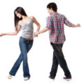 Casal jovem demonstrando como dançar faz bem para saúde