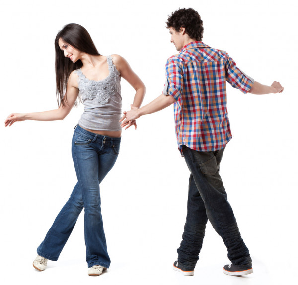 Casal jovem demonstrando como dançar faz bem para saúde