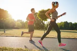 Um casal praticando exercícios ao ar livre
