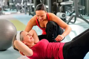 Idosa praticando exercícios na terceira idade