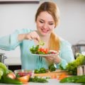 Uma mulher demonstrando como Incluir mais vegetais na sua alimentação