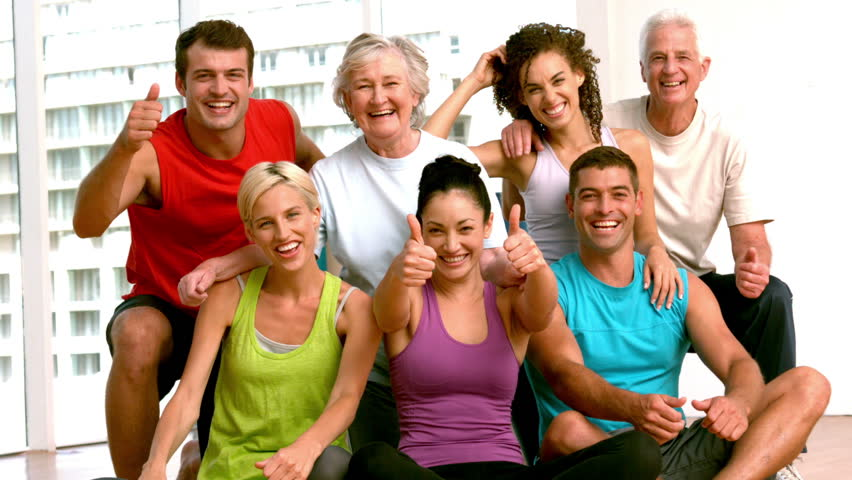 Um grupo de pessoas felizes em poderem utilizar a atividade física no combate à depressão
