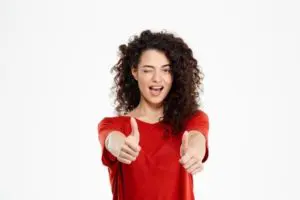 Uma jovem com o cabelo encaracolado