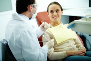 Odontólogo atendendo uma mulher com doenças bucais