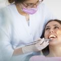 Uma mulher passando por procedimentos odontológicos