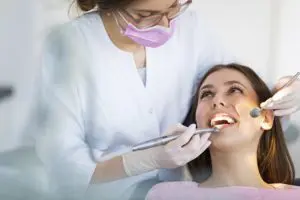 Uma mulher passando por procedimentos odontológicos