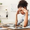 Trabalhadora precisa aprender a cuidar da saúde em home office