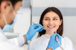 Um odontólogo explicando para uma paciente a relação entre a saúde bucal e a saúde do corpo