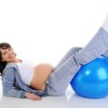 Uma mulher numa rotina de treinos na gravidez saudável