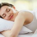 Uma mulher dormindo de pois de aprender dicas para dormir melhor
