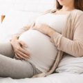 Uma mulher grávida sentindo os desconfortos da gestação