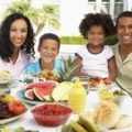 Uma família reunida para uma alimentação saudável que é um 5 pilares da qualidade de vida