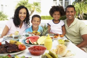 Uma família reunida para uma alimentação saudável que é um 5 pilares da qualidade de vida