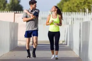 Um jovem casal aproveitando os benefícios da caminhada