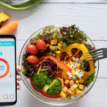 Uma pessoa utilizando um aplicativo para conferir uma alimentação saudável na era digital